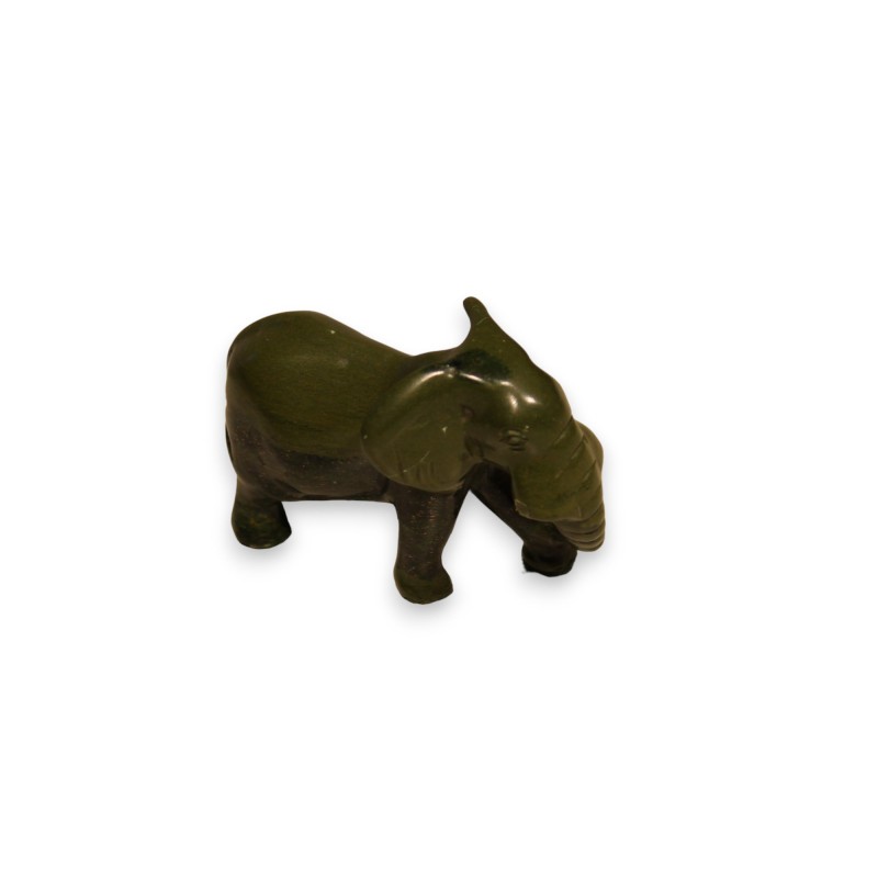 Eléphant en pierre dure verte sculptée