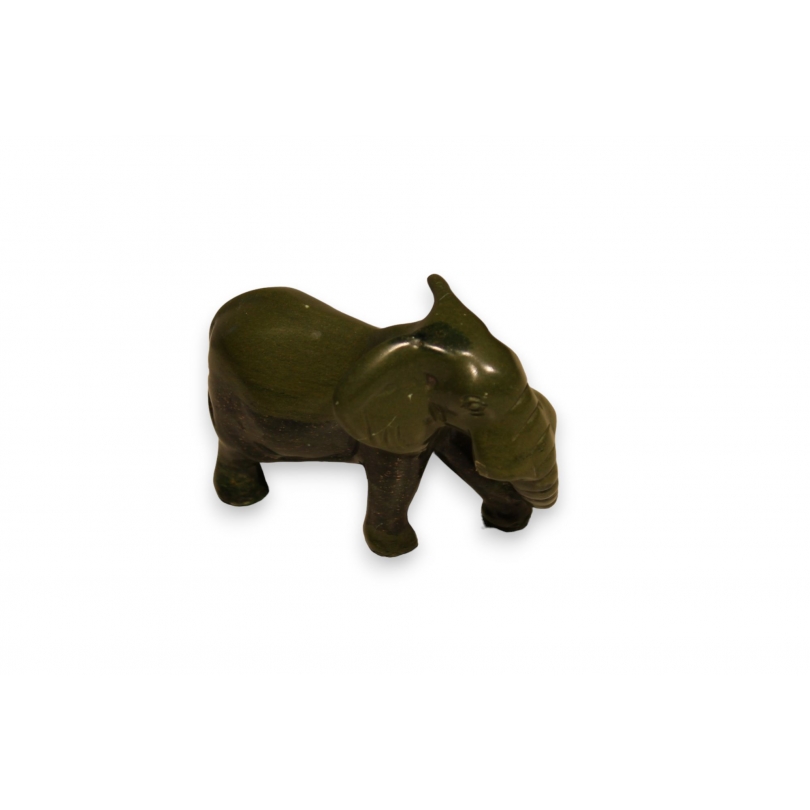 Eléphant en pierre dure verte sculptée