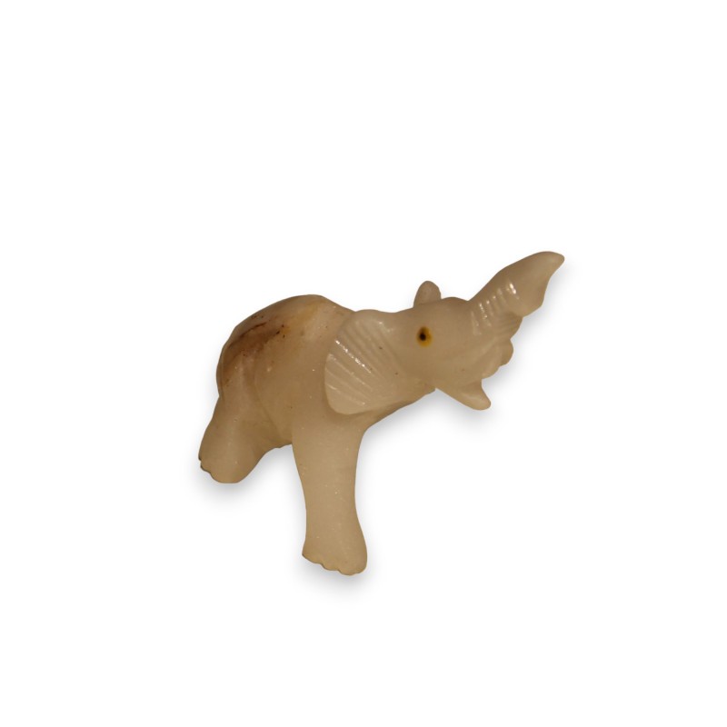 Eléphant en pierre dure blanche sculptée