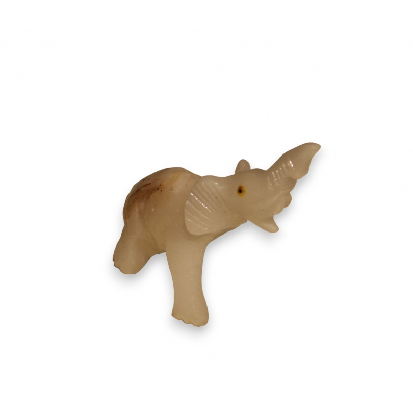 Eléphant en pierre dure blanche sculptée