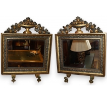 Paire de miroirs en bois sculpté noirci et doré