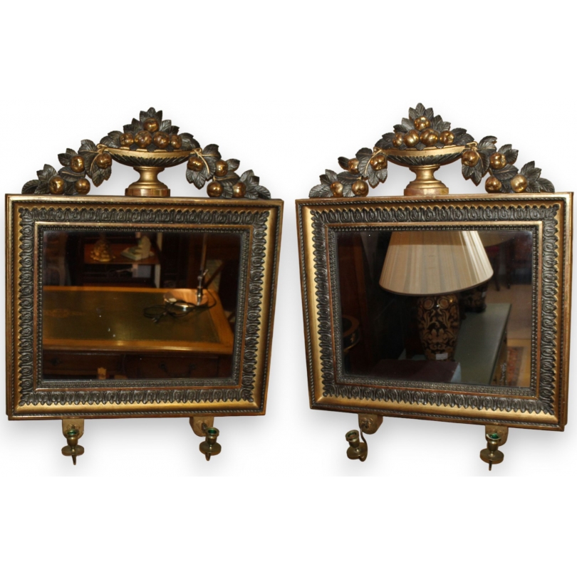 Paire de miroirs en bois sculpté noirci et doré
