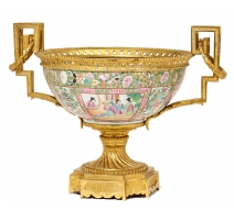 Coupe en porcelaine Famille verte, montures bronze