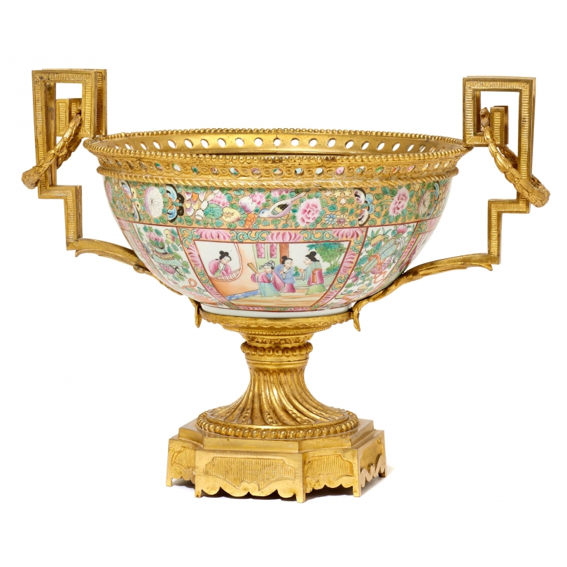 Coupe en porcelaine Famille verte, montures bronze