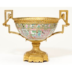 Coupe en porcelaine Famille verte, montures bronze