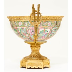 Coupe en porcelaine Famille verte, montures bronze