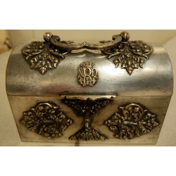 Boîte à bijoux en forme de coffre