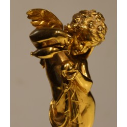 Bronze doré \"Cupidon versant sur un coeur\"