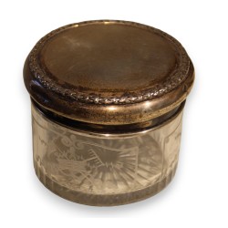 Boite ronde en cristal gravé, couvercle argent