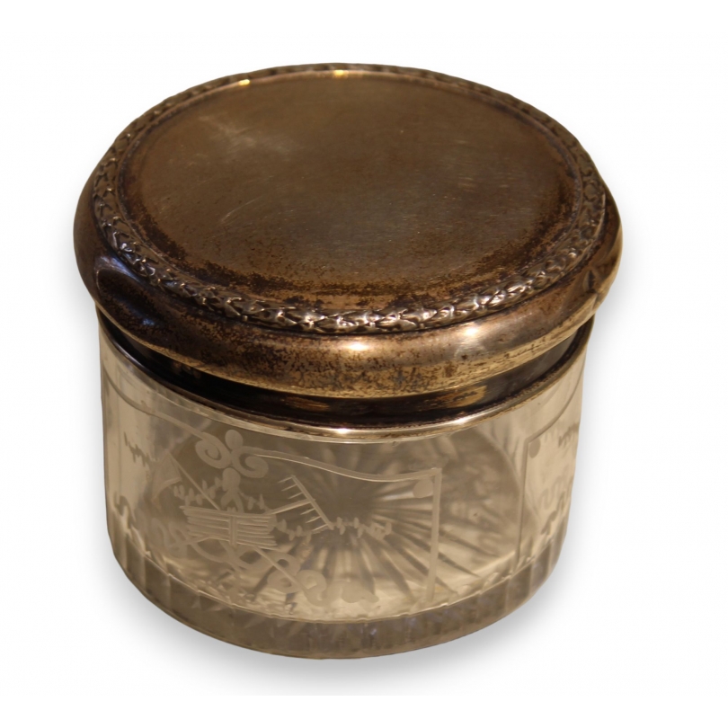 Boite ronde en cristal gravé, couvercle argent