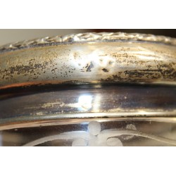 Boite ronde en cristal gravé, couvercle argent