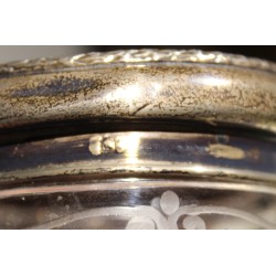 Boite ronde en cristal gravé, couvercle argent