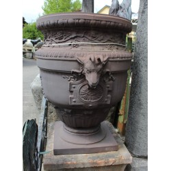  Vase aux capricornes en fonte brune sur  Moinat SA  - Antiquités décoration