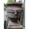  Vase aux capricornes en fonte brune sur  Moinat SA  - Antiquités décoration