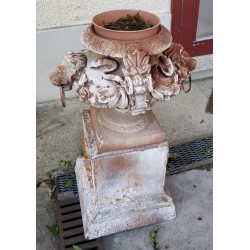  Urne avec têtes de lions et anneaux sur  Moinat SA  - Antiquités décoration
