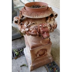  Urne avec têtes de lions et anneaux sur  Moinat SA  - Antiquités décoration