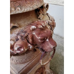  Urne avec têtes de lions et anneaux sur  Moinat SA  - Antiquités décoration