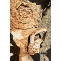 Urne en fonte blanche avec anses avec socle