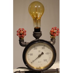 Lampe industrielle en tuyauterie et manomètre