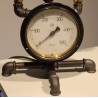 Lampe industrielle en tuyauterie et manomètre