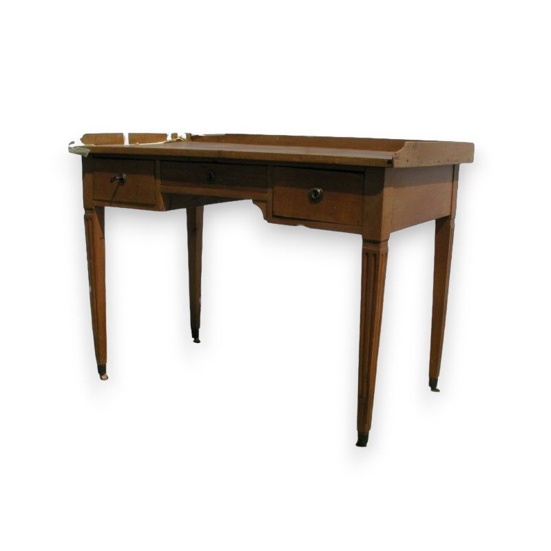 Louis XVI-style desk. Available from Moinat SA – Antiques and home décor