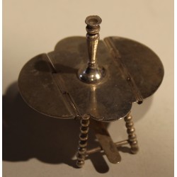 Table miniature avec bougeoir en argent