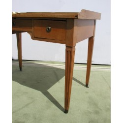 Louis XVI-style desk. Available from Moinat SA – Antiques and home décor