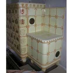  Poêle fond blanc avec décor camaïeu jaune. sur  Moinat SA  - Antiquités décoration