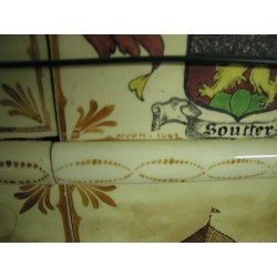 Poêle fond blanc avec décor camaïeu jaune. sur  Moinat SA  - Antiquités décoration