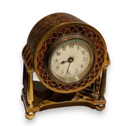 Desk clock in brass with a rosewood-effect finish