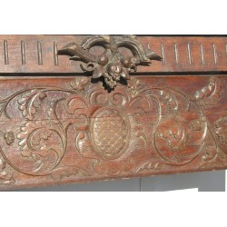 Louis XVI-style mantelpiece. From Moinat SA – Antiques and home décor