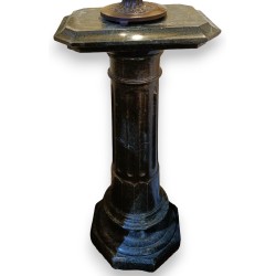 Colonne formant sellette en marbre vert