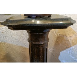 Colonne formant sellette en marbre vert
