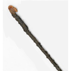 Single-piece walking stick with a carved pommel in the shape of an ‘old man’s head’