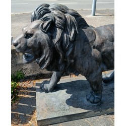 Bronze monumental "Lion marchant" d'après Barye