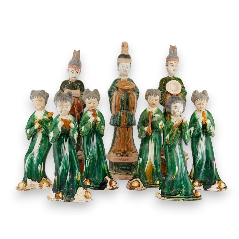 Suite de neuf statuettes en céramique émaillée