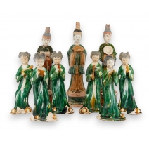 Suite de neuf statuettes en céramique émaillée