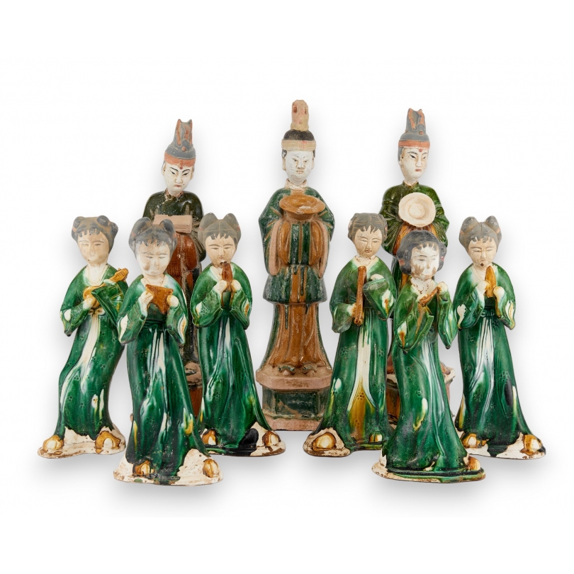 Suite de neuf statuettes en céramique émaillée