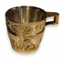 Tasse en argent repoussé décor boeufs