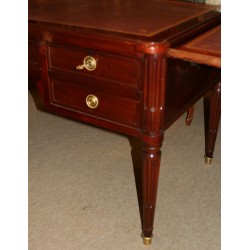  Bureau plat Louis XVI avec 4 tiroirs et 2 tirettes sur  Moinat SA  - Antiquités décoration