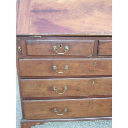  Bureau-commode anglais avec 5 tiroirs, 1 abattant. sur  Moinat SA  - Antiquités décoration