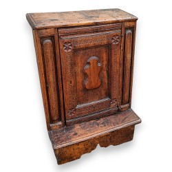 Prie-dieu en noyer sculpté ouvrant à 1 porte
