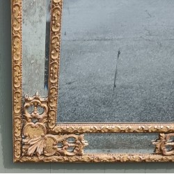 Miroir style Régence doré à fronton sculpté
