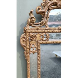 Miroir style Régence doré à fronton sculpté