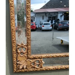 Miroir style Régence doré à fronton sculpté
