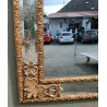 Miroir style Régence doré à fronton sculpté