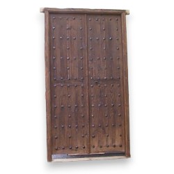 Porte cloutée.