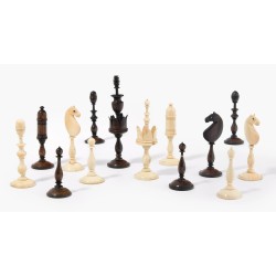 Pions de jeu d\'échec en ivoire brun et blanc