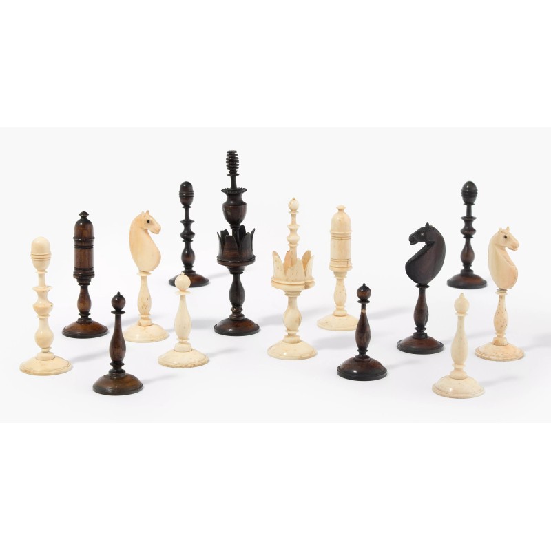 Pions de jeu d\'échec en ivoire brun et blanc