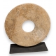 Disque en marbre beige avec support en fer